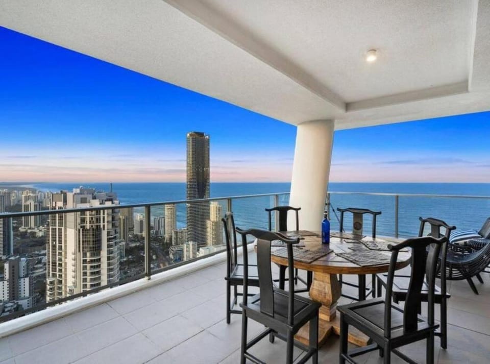 Exclusive Circle on Cavill Sub-Penthouse Luxury Apt - Hosted by Coastal Letting Co. Apartment in Surfers Paradise