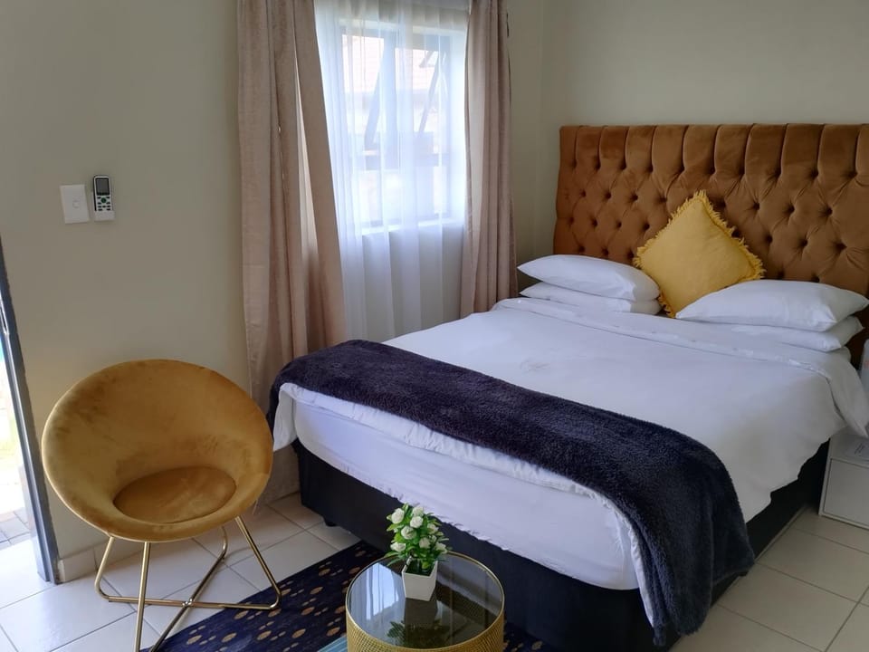 Bed, Photo of the whole room, Seating area, Bedroom