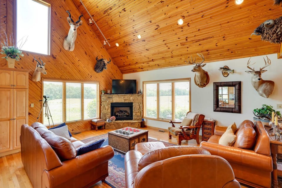 Pet-Friendly Vienna Cabin w/ Screened-In Porch! Cabin in Kentucky