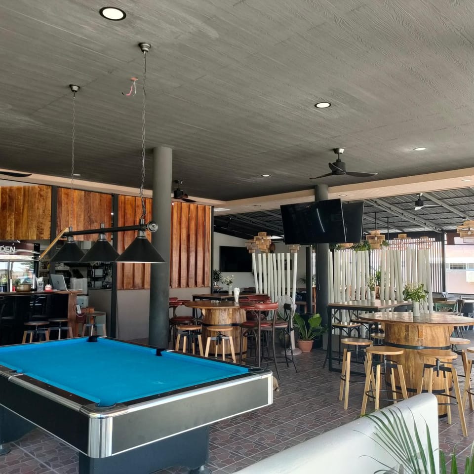 Restaurant/places to eat, Restaurant/places to eat, Lounge or bar