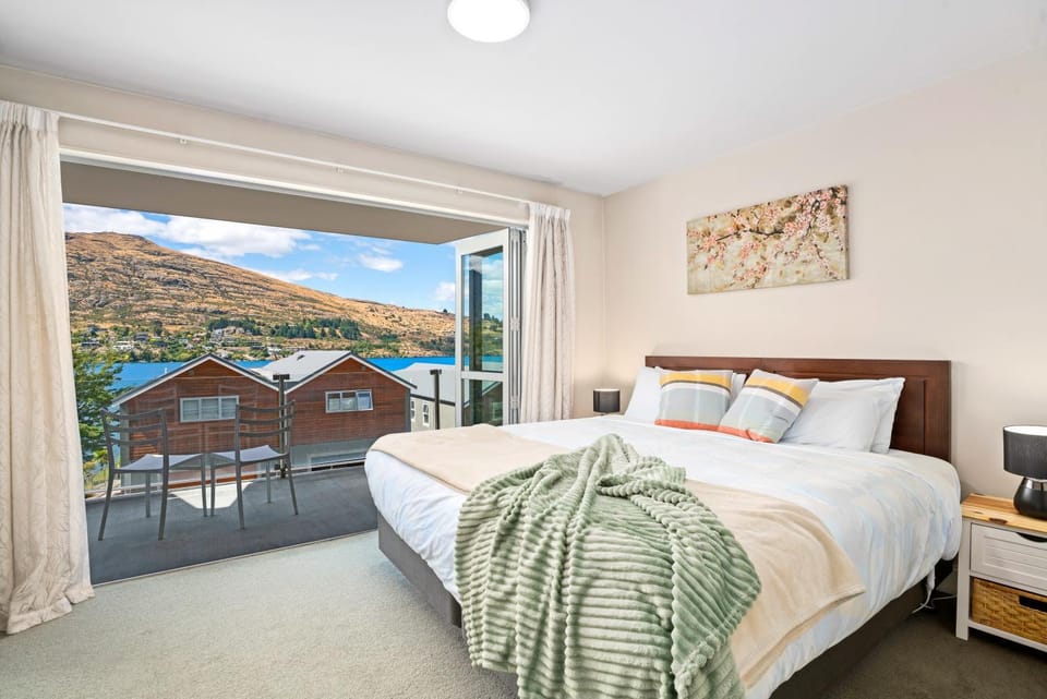 Bed, Natural landscape, View (from property/room), Balcony/Terrace, Photo of the whole room, Bedroom, Lake view, Mountain view