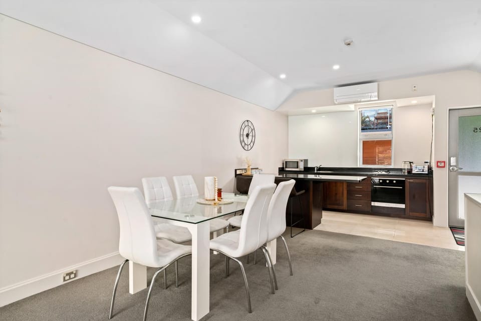 Kitchen or kitchenette, Living room, Seating area, Dining area, stove