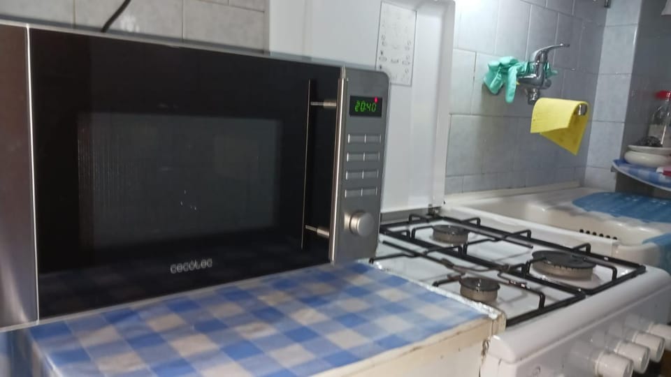 Kitchen or kitchenette, minibar