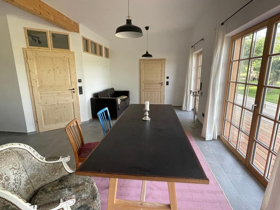 Photo of the whole room, Dining area