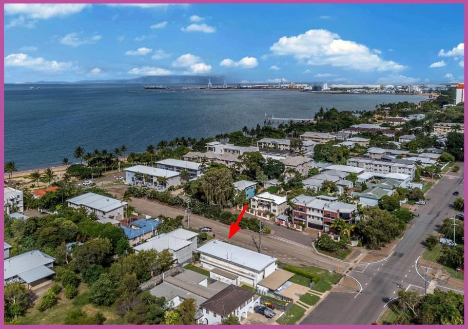 Property building, Nearby landmark, Day, Neighbourhood, Natural landscape, Bird's eye view, Sea view, Street view, Location