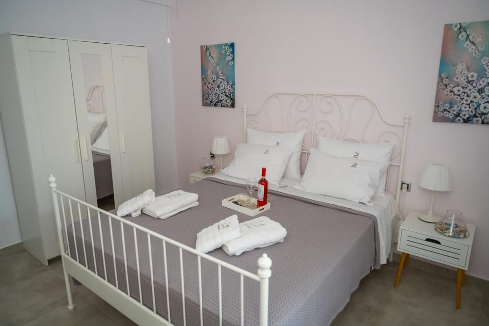 Bed, Bedroom, towels, wardrobe, air conditioner
