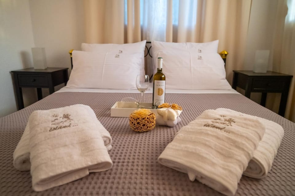 Bed, Bedroom, towels, air conditioner