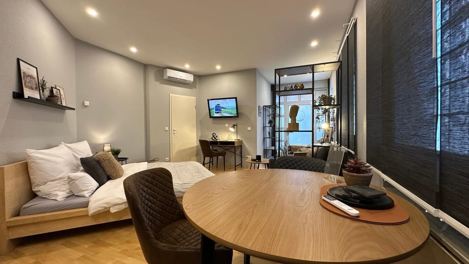 TV and multimedia, Living room, Seating area, Dining area