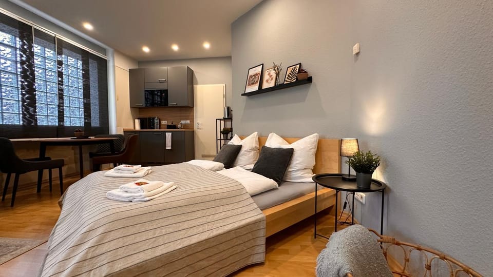 Bed, Kitchen or kitchenette, Photo of the whole room, Seating area