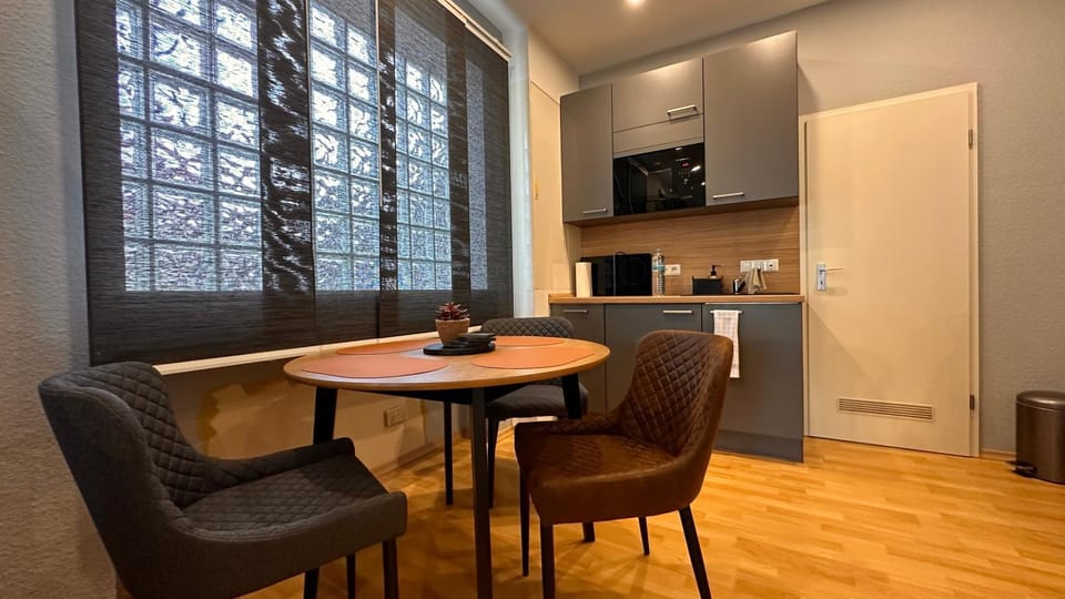 Kitchen or kitchenette, Seating area, Dining area, stove