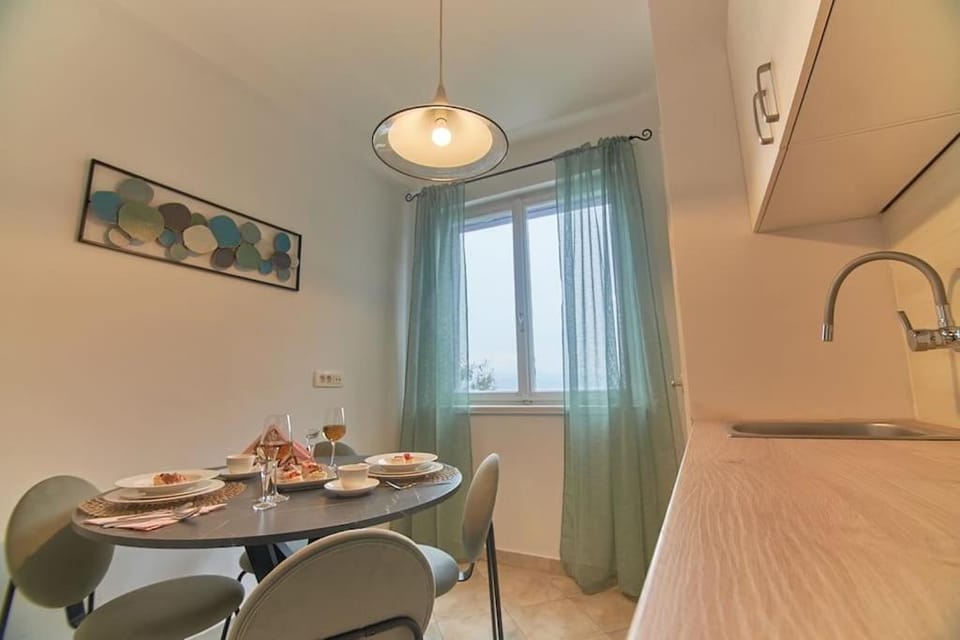 Apartment Bigeste - free parking - 2 minute walk to the beach - superfast wifi Apartment in Opatija