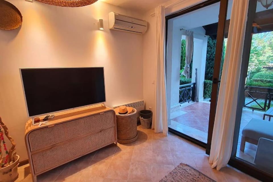 Communal lounge/ TV room, Balcony/Terrace, air conditioner