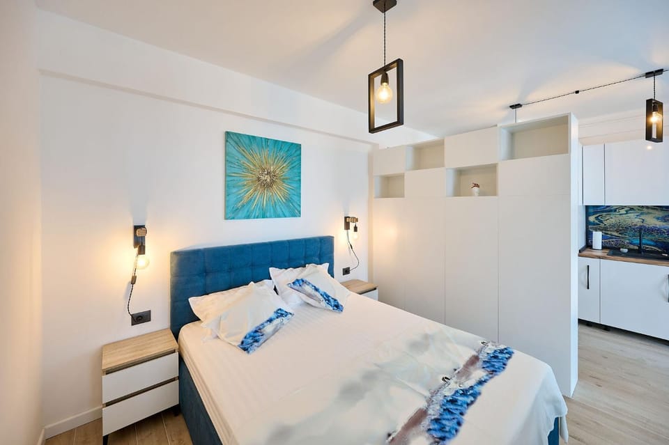 Bed, TV and multimedia, Photo of the whole room, Bedroom