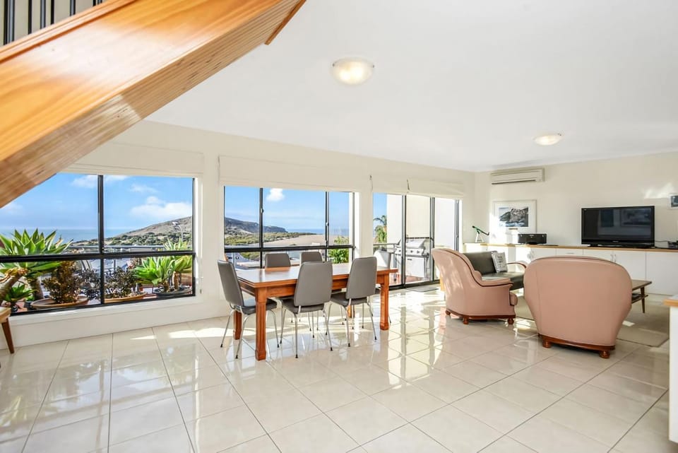 Communal lounge/ TV room, TV and multimedia, View (from property/room), Seating area, Dining area, Evening entertainment