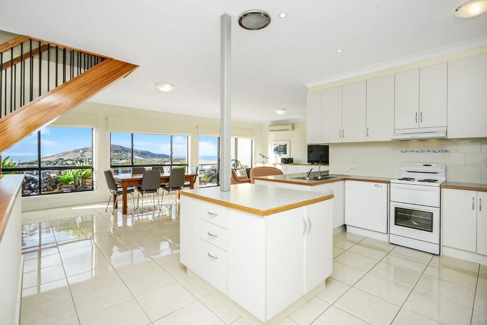 Kitchen or kitchenette, Dining area, pet friendly, stove