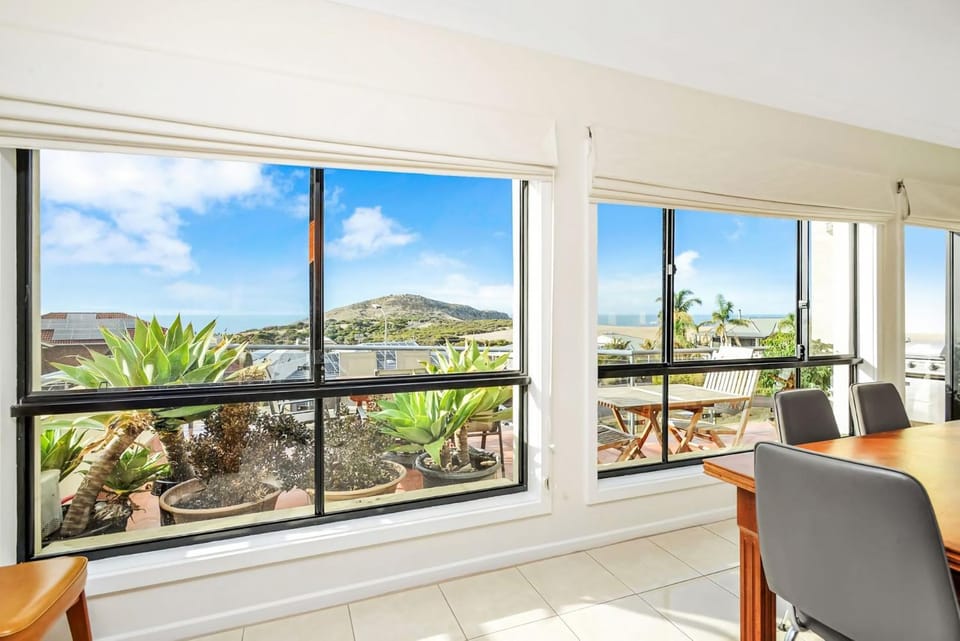 View (from property/room), Dining area, Sea view