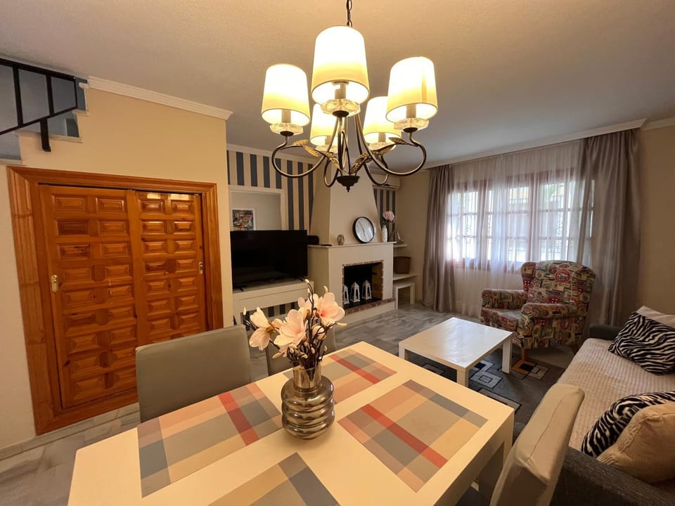 TV and multimedia, Living room, Photo of the whole room, Seating area, Dining area