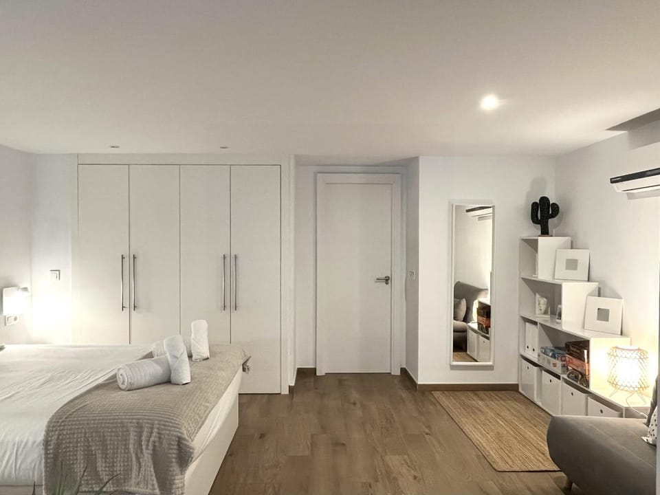 Bed, TV and multimedia, Photo of the whole room, Bedroom, wardrobe