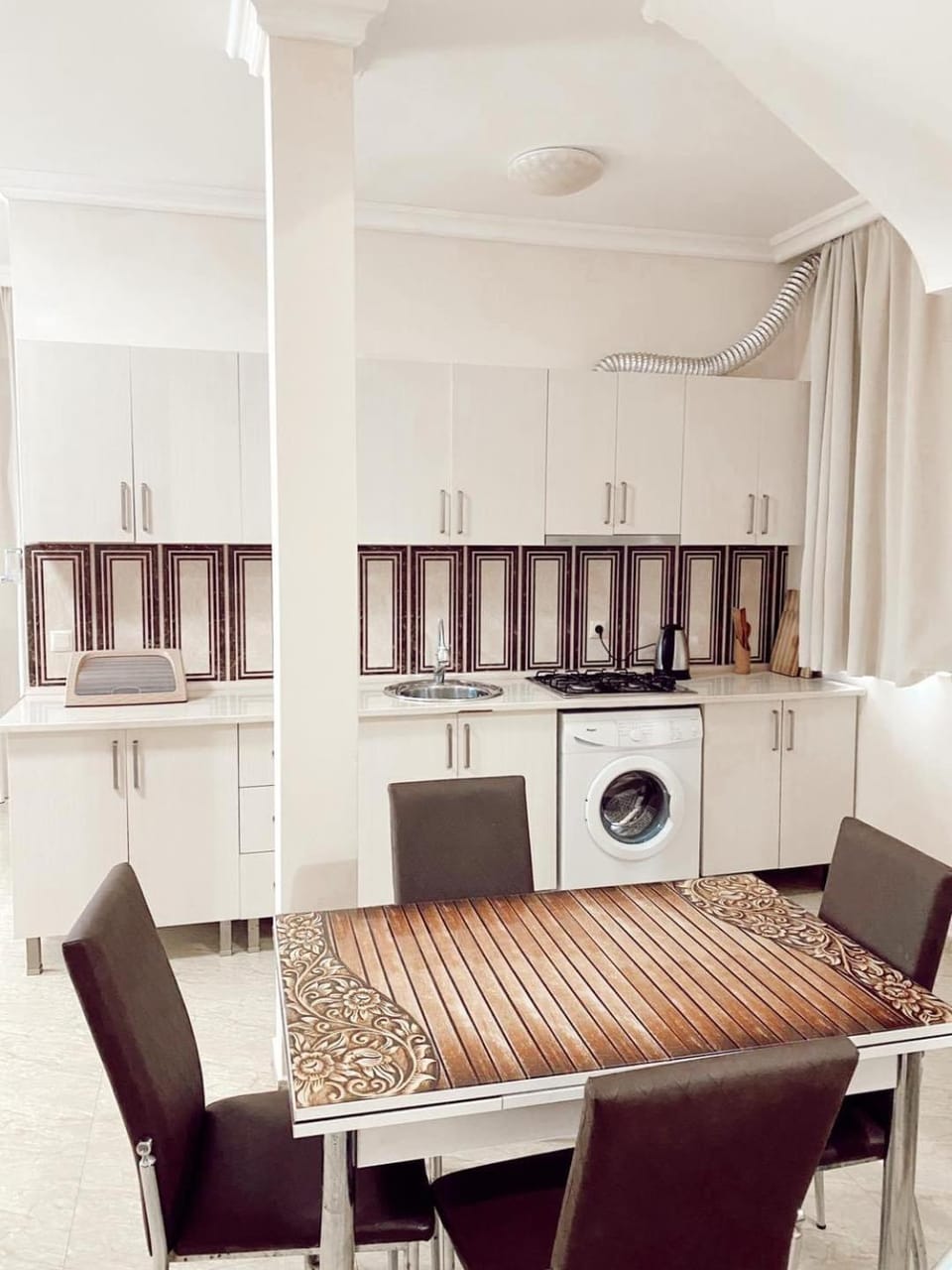 Kitchen or kitchenette, Dining area, washing machine