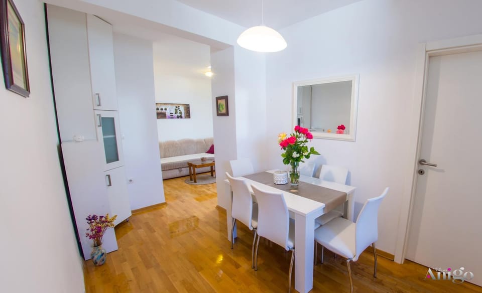 Seating area, Dining area, wardrobe