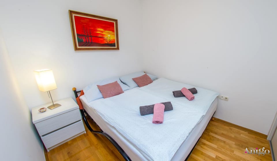 Bed, Bedroom, towels