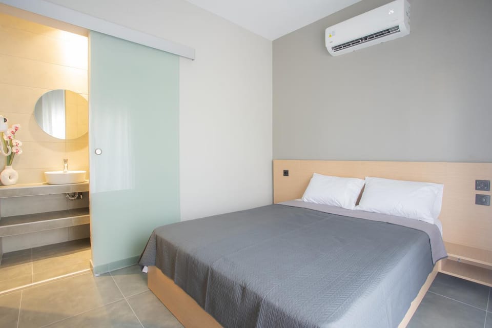 Bed, Photo of the whole room, Bedroom, air conditioner
