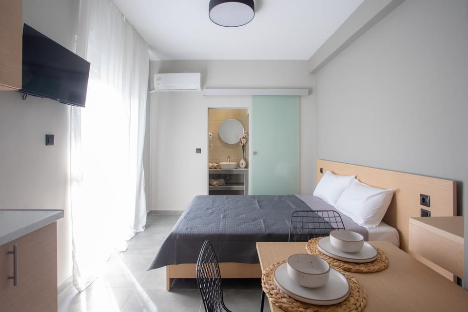 Bed, TV and multimedia, Bedroom