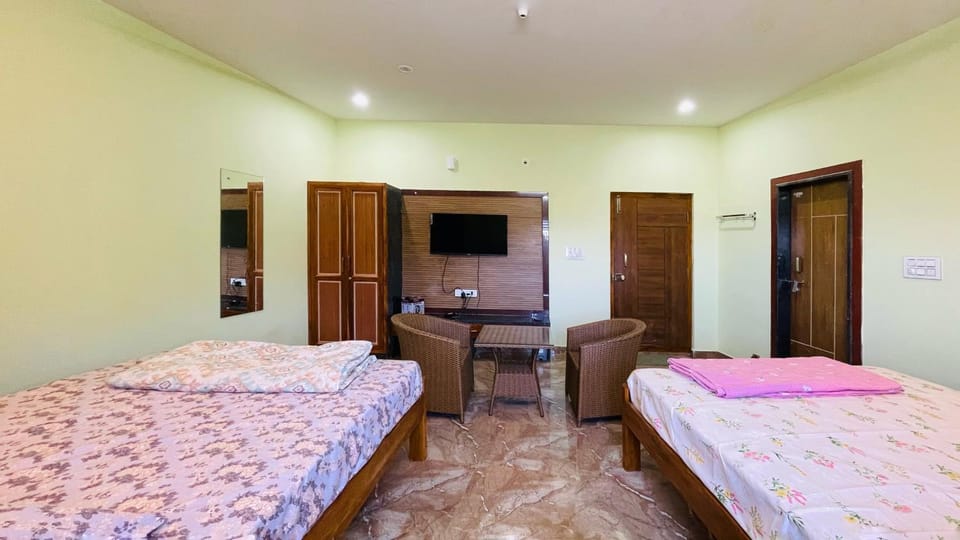 Communal lounge/ TV room, Bed, TV and multimedia, Bedroom, wardrobe