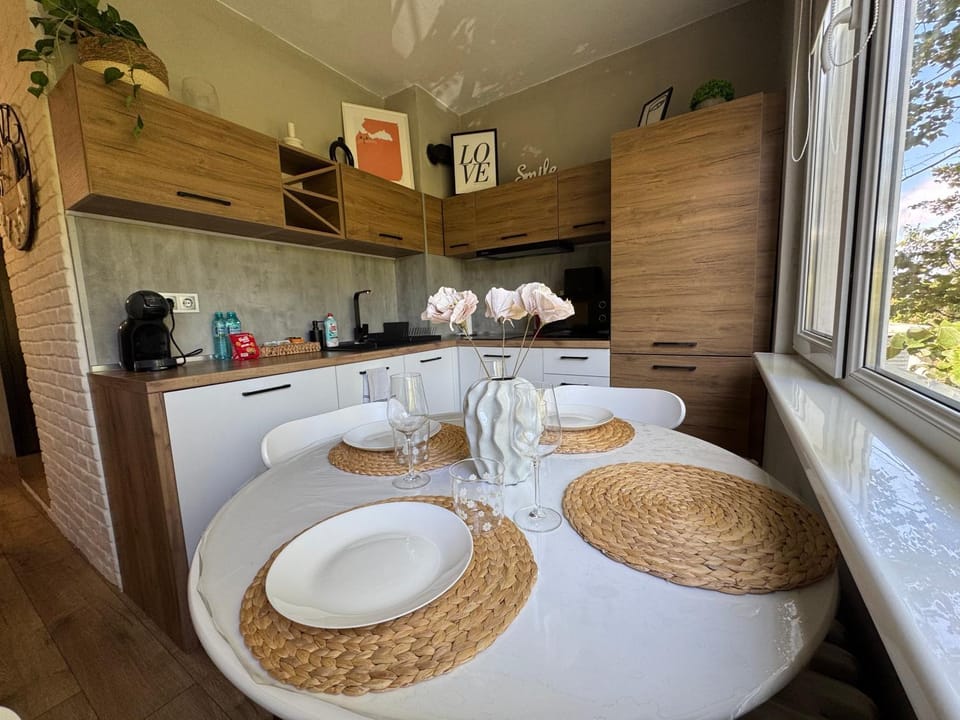 Kitchen or kitchenette, Dining area