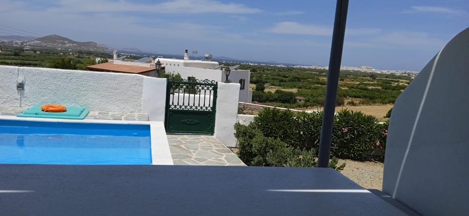 View (from property/room), Balcony/Terrace, Mountain view, Pool view
