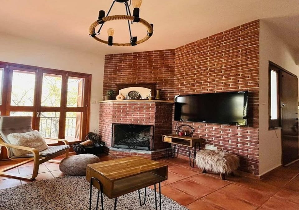 Communal lounge/ TV room, TV and multimedia, Living room, Seating area, Evening entertainment
