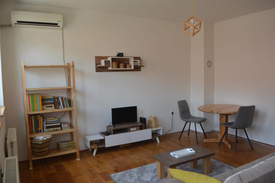 Library, TV and multimedia, Living room, Seating area, Dining area, air conditioner