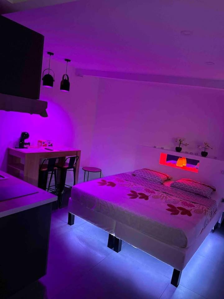 Bed, TV and multimedia, Photo of the whole room, Evening entertainment, Bedroom
