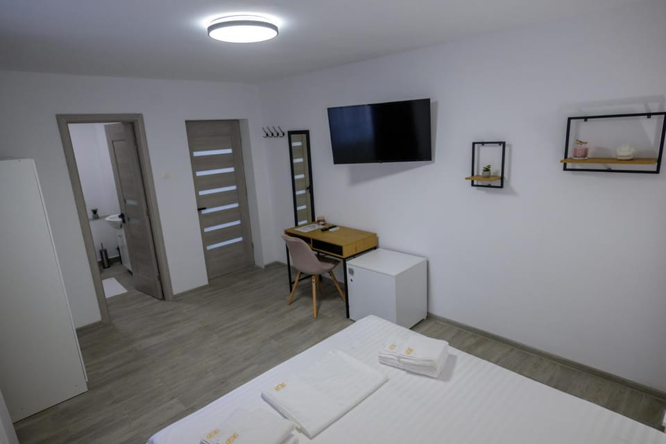 Bed, TV and multimedia, Photo of the whole room, Bedroom, hair dresser, towels, wardrobe