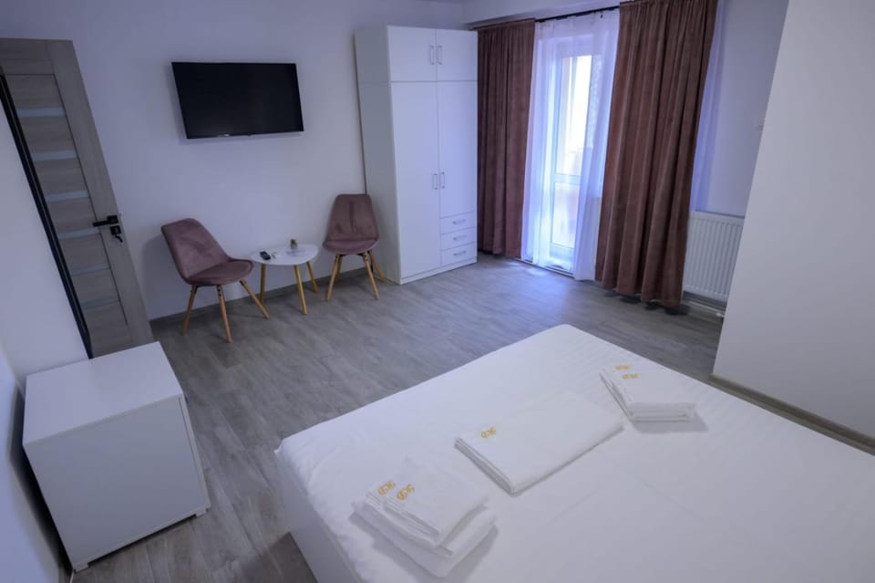 Bed, TV and multimedia, Living room, Photo of the whole room, Seating area, Bedroom, towels