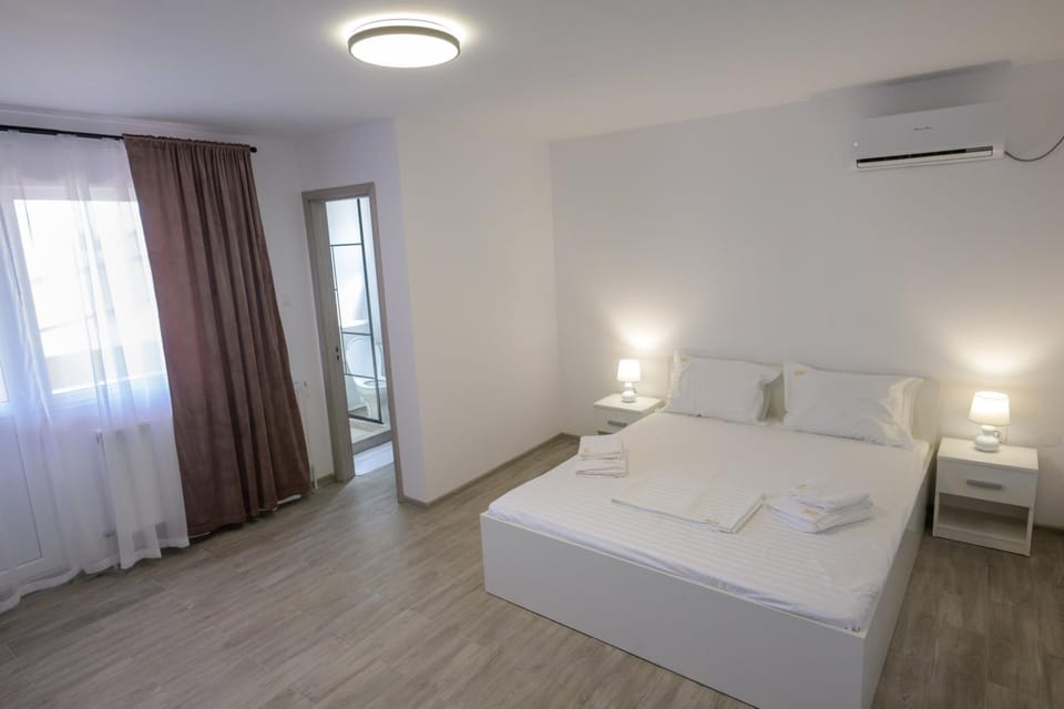 Bed, Bedroom, towels, air conditioner
