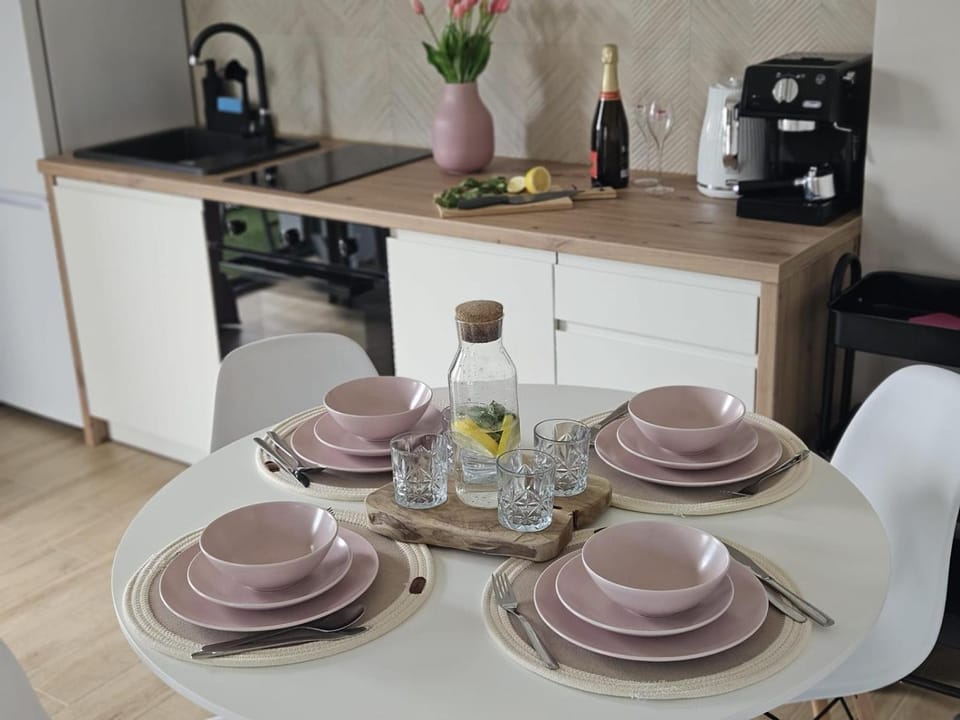 Coffee/tea facilities, Kitchen or kitchenette, Food and drinks, Dining area, Drinks, stove