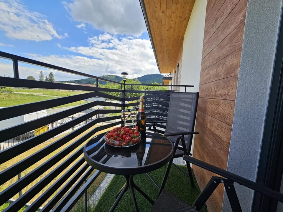 Patio, Day, Natural landscape, BBQ facilities, View (from property/room), Balcony/Terrace, Food and drinks, Dining area, Food, Mountain view