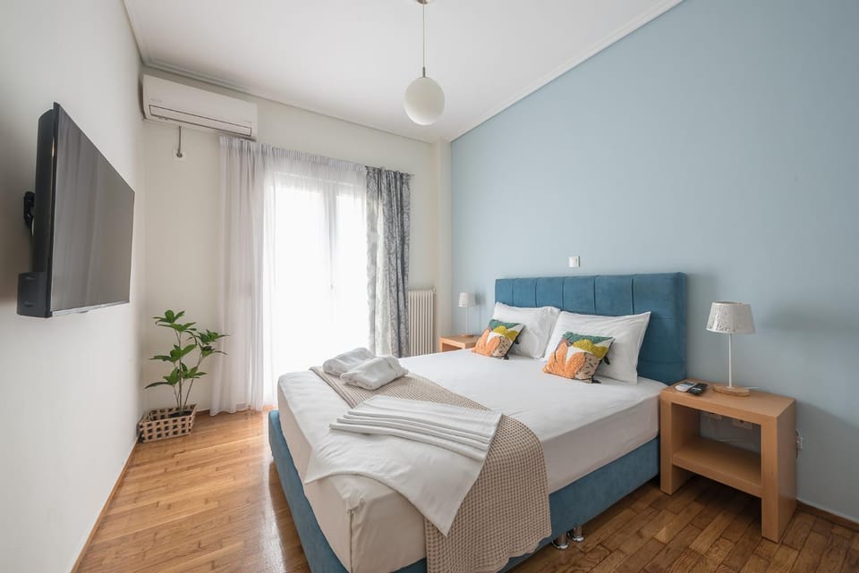 Bed, TV and multimedia, Photo of the whole room, Bedroom, towels