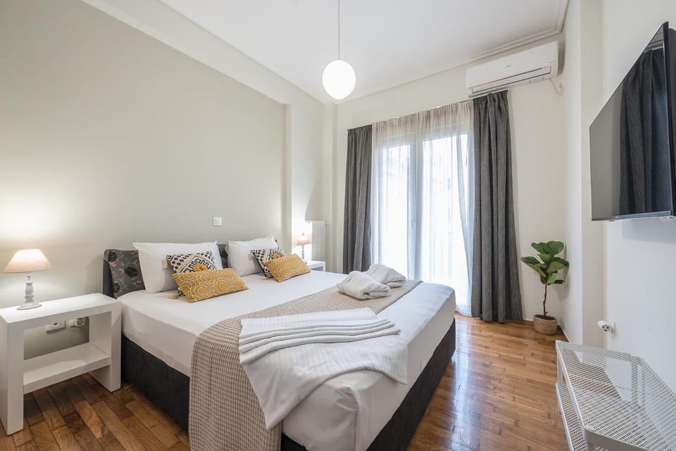 Bed, TV and multimedia, Photo of the whole room, Bedroom, towels