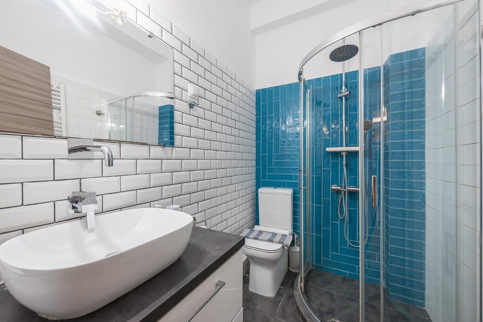 Shower, Toilet, Bathroom, towels
