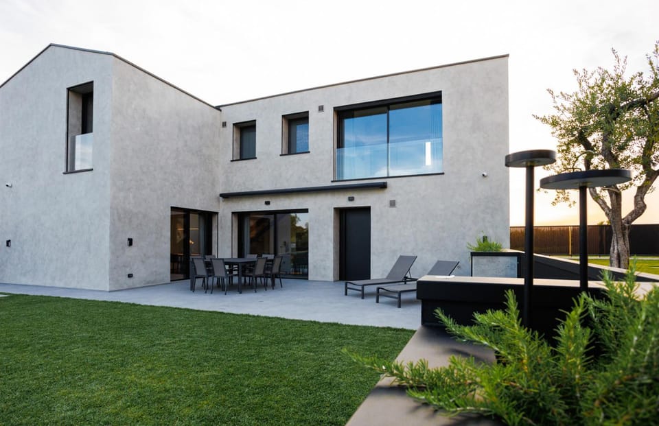 Villa Greghe-Lusso con piscina Villa in Lake Garda