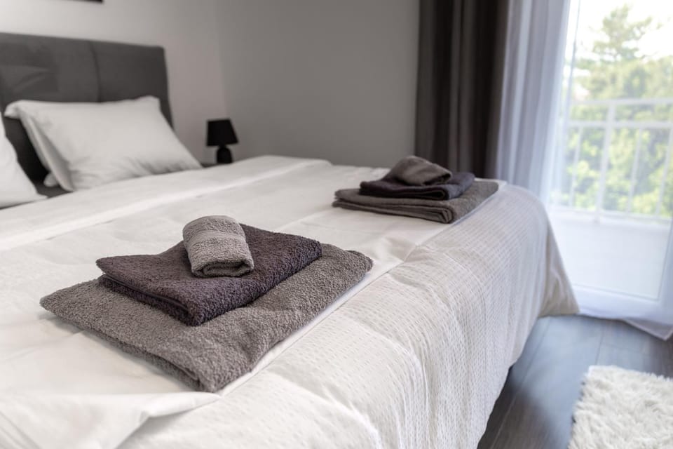 Bed, Bedroom, towels