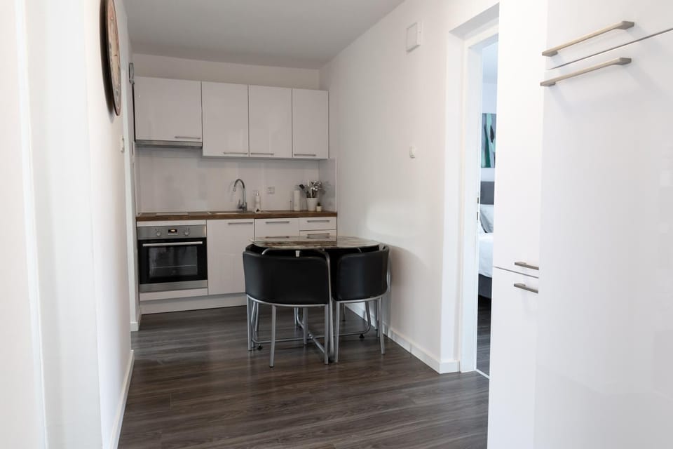Kitchen or kitchenette, Dining area, minibar, oven, pet friendly, stove
