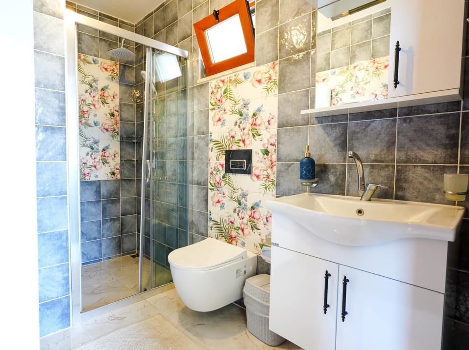 Shower, Toilet, Bathroom, towels