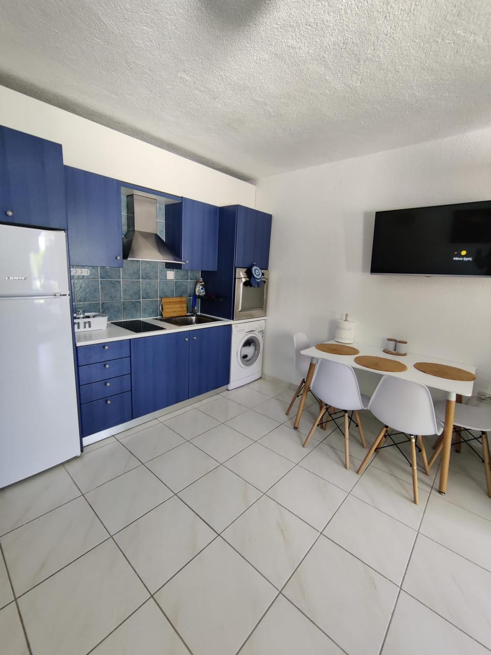 Kitchen or kitchenette, dishwasher, stove