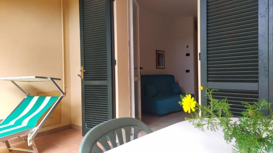 Nisportino, Elba. Bilocale con patio vista mare. House in Tuscany