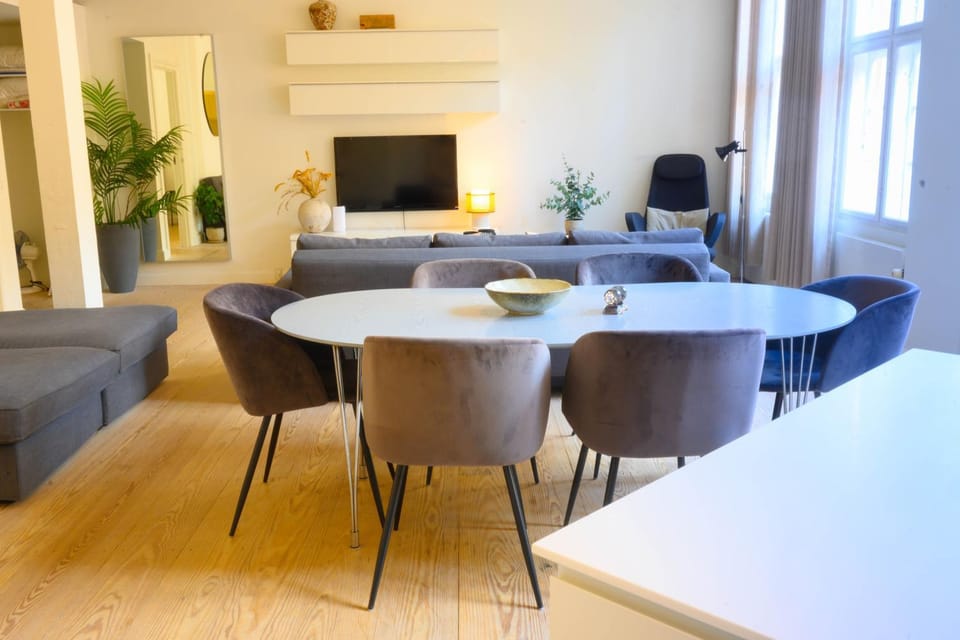 Communal lounge/ TV room, TV and multimedia, Living room, Seating area, Dining area