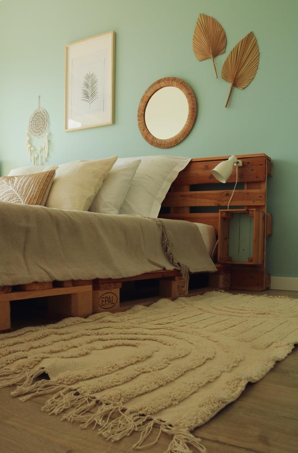 Bed, Seating area, Bedroom