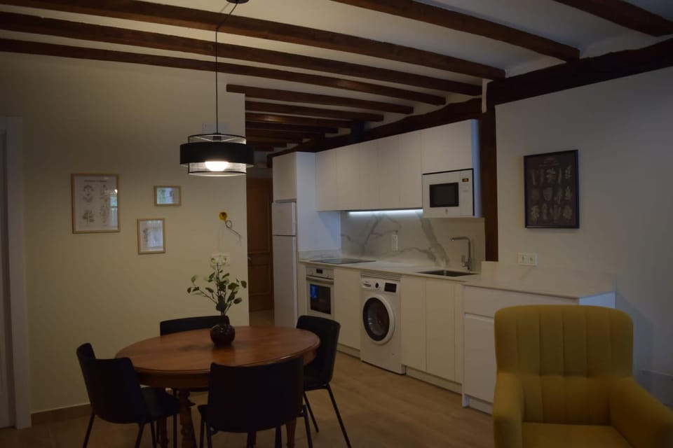 Dining area, minibar, pet friendly, stove